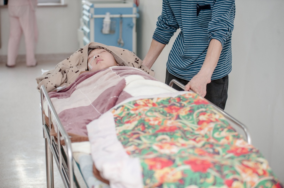 10岁帅气男孩深度昏迷122天,当父母绝望时睁开眼睛,流下了泪水