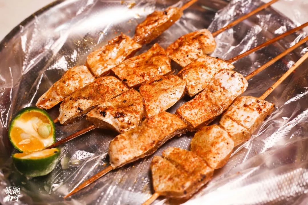 鱼腩被烤得外焦里嫩,鱼肉入口即化,鱼油香浓嫩滑,鱼皮酥脆之中又富有