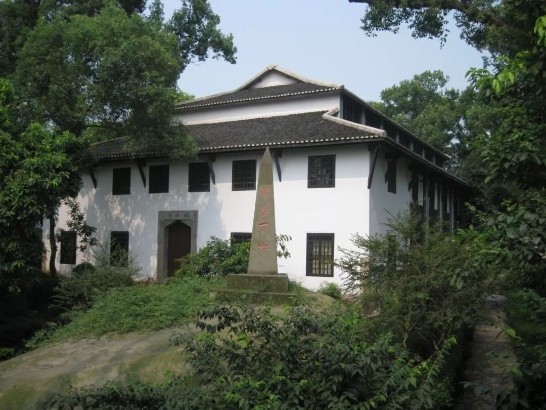 位于重庆市江津区白沙镇的聚奎中学,因其"校即是景"闻名川渝,该校浓荫