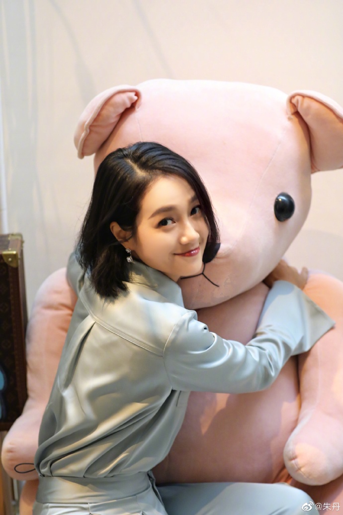 原创38岁辣妈朱丹晒最新美照,怀抱粉色小熊少女心十足!