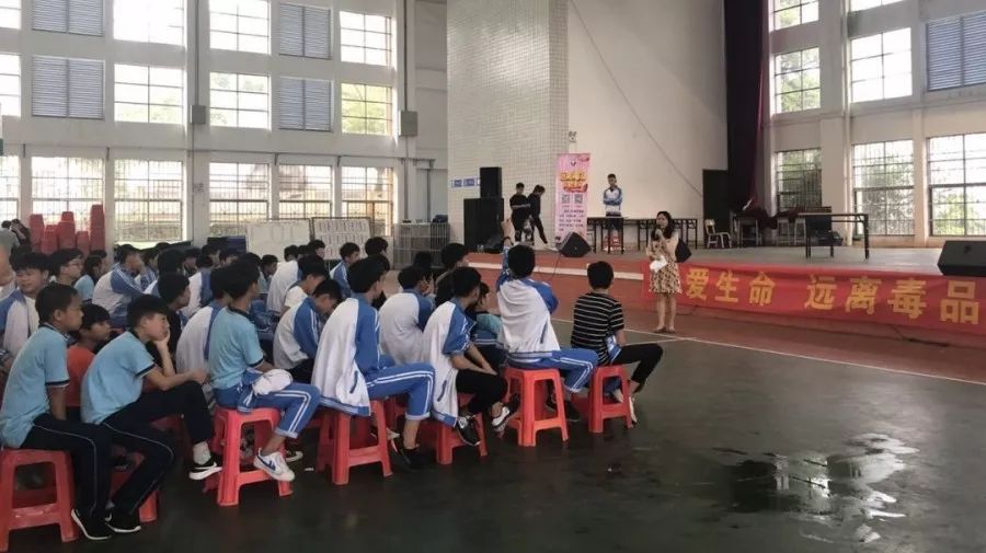 现场表演图舞台剧《红罂粟》中山大学南方学院南伶戏剧团吕田中学老师