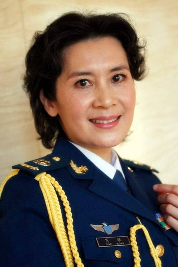 25岁结婚被独宠2年离婚,60岁肖雄近照,为了事业如今还单身