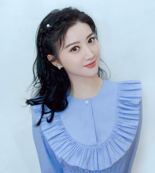 景甜献唱五一晚会一袭蓝裙甜美优雅宛如仙女下凡