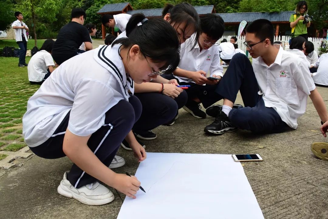 大家集思廣益,在限定的時間內,以大自然為背景,制定出本小組有創意的