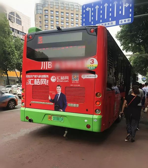 由黃色換成了綠色純電動車牌這類公交車車牌而且細心的小夥伴肯定發現