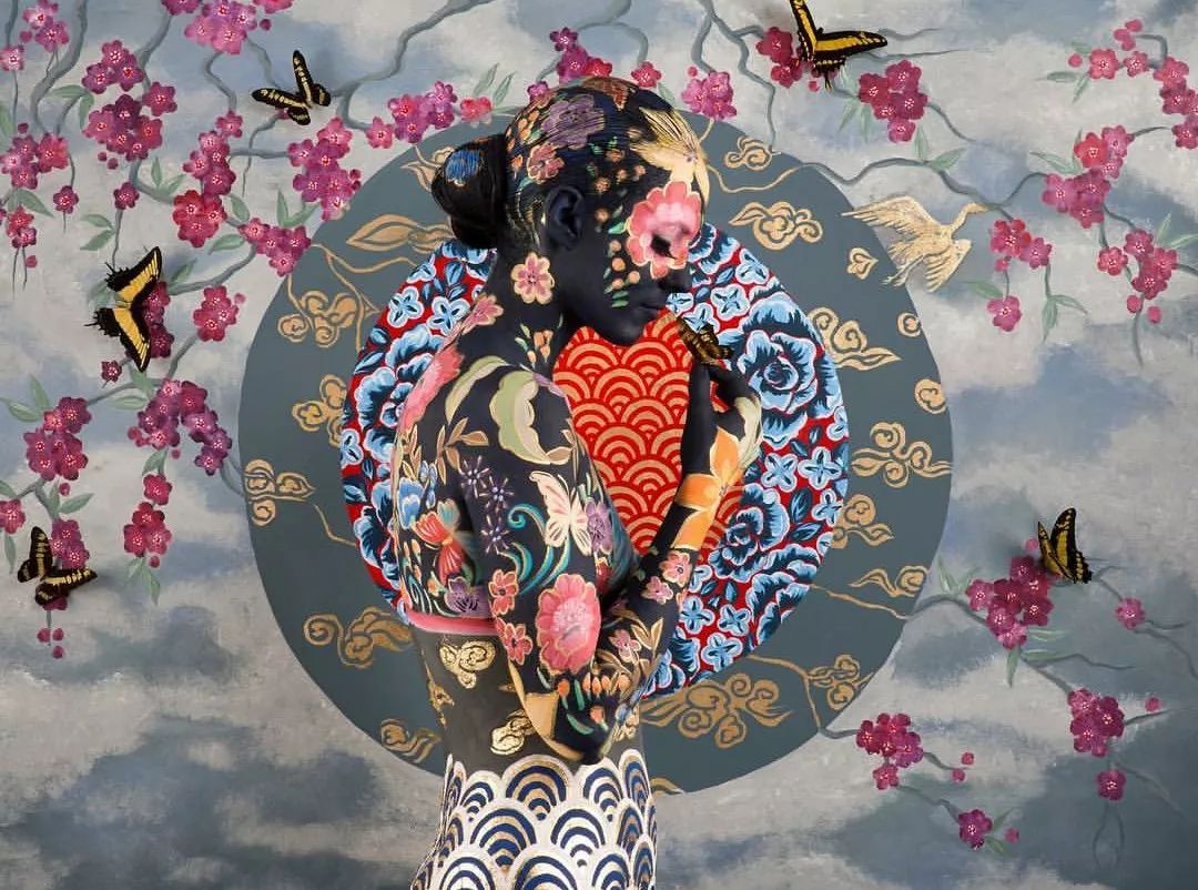 她们在裸露的身体上画画众多人都愿意为此脱去上衣如此惊艳的艺术形式