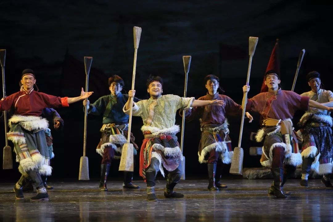 下半场新增"打墙舞段"则源于藏民修筑房屋时"打阿嘎"的传统技法,演员
