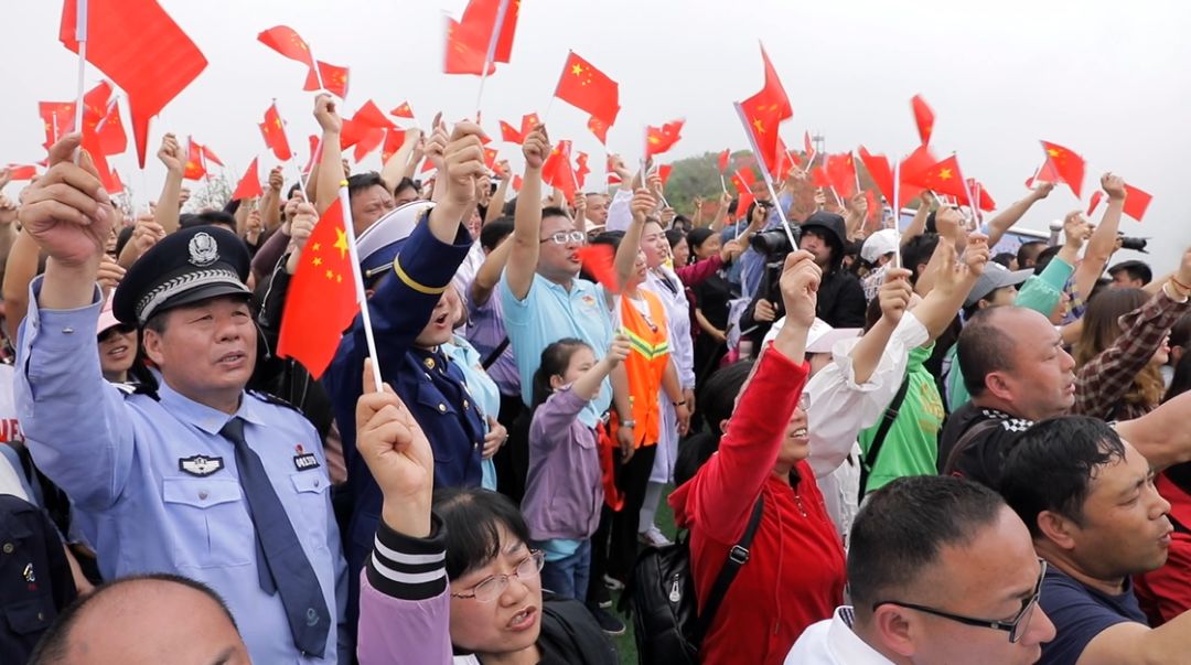气势如虹!萍乡杜鹃花海"升"起五星红旗,众人驻足.
