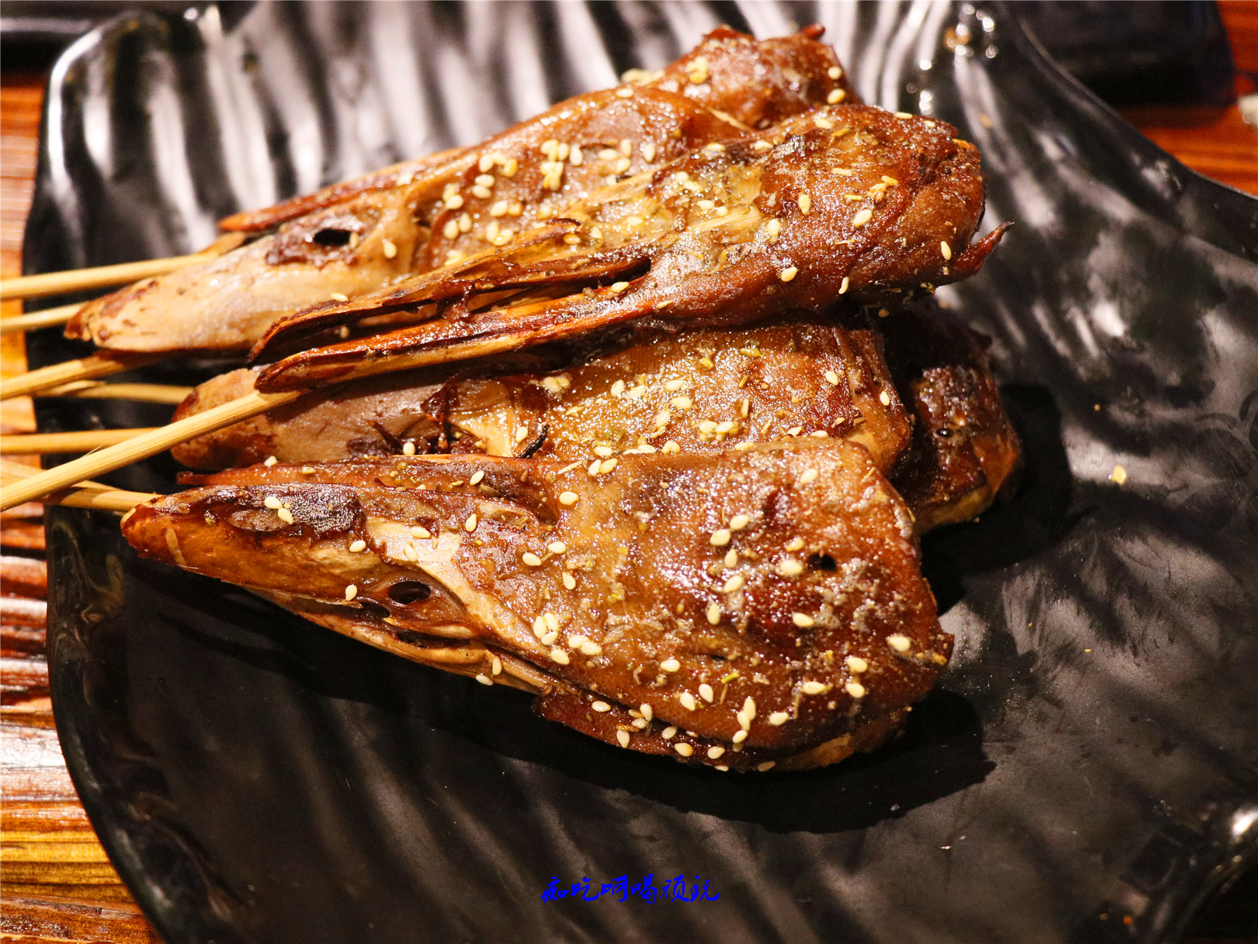 卤料中常见的鸭脖和鸭头赋予烧烤,卤味十足又焦香不断,是下酒的好菜.
