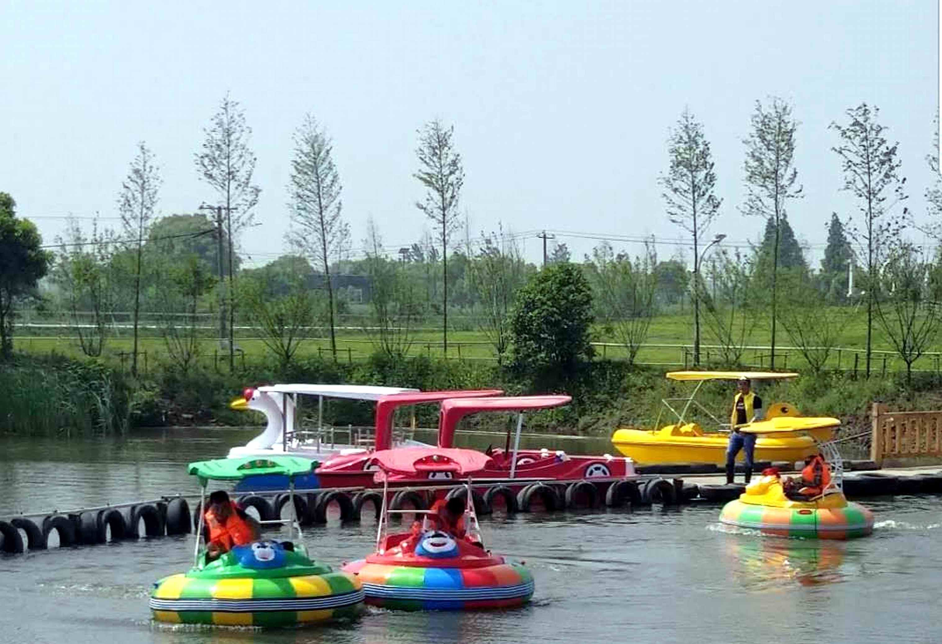 这个五一假期前,恋花湾主题乐园里还新添了网红碰碰船游客项目,5月1日