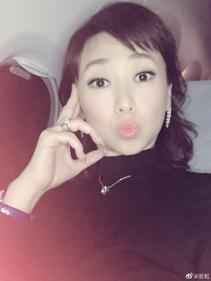 翁虹飞机上无聊自拍,自称任性的幼稚了一回_表情