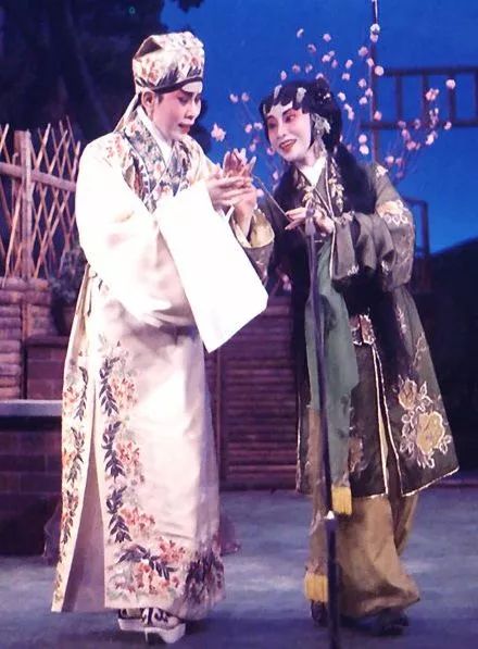 不过,作为粤剧编剧大师唐涤生的杰作和任白戏的经典,《再世红梅记》