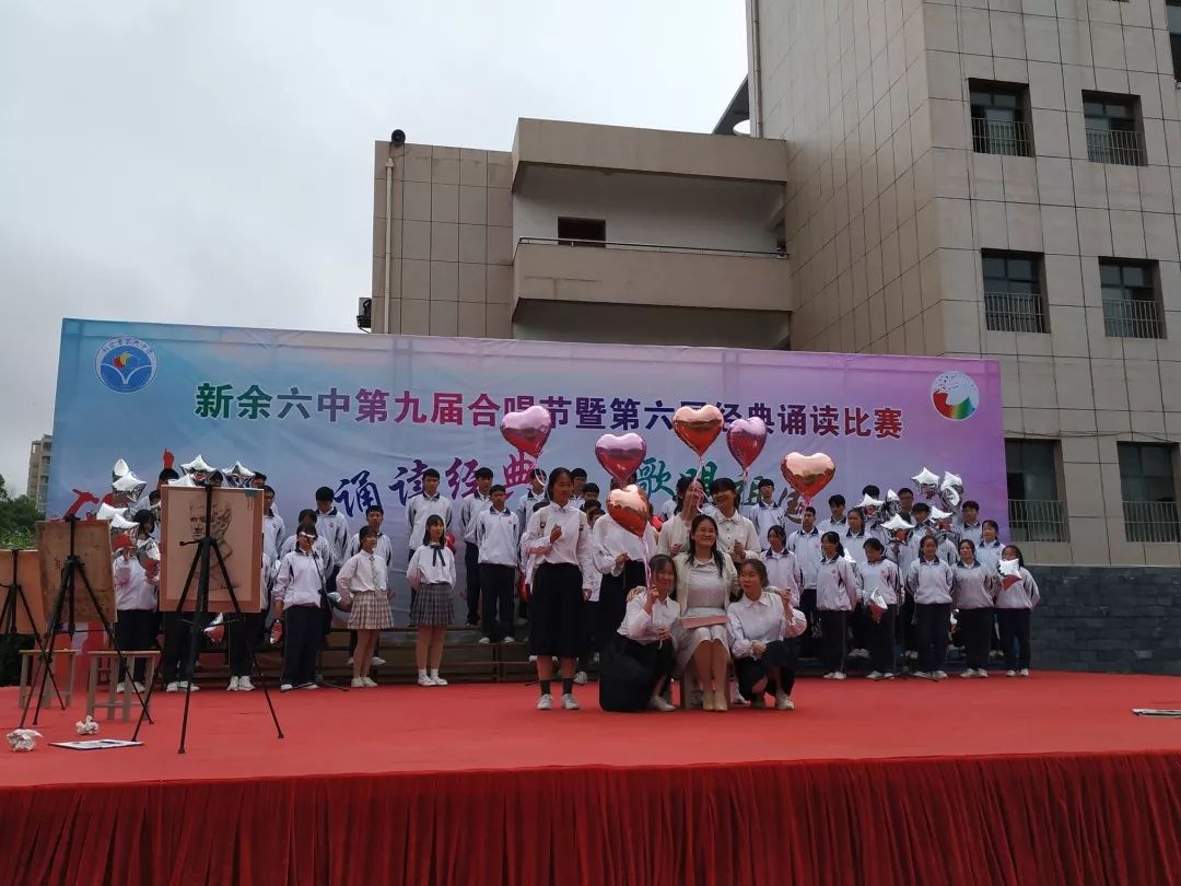 新余六中全体师生共同唱响《我和我的祖国》