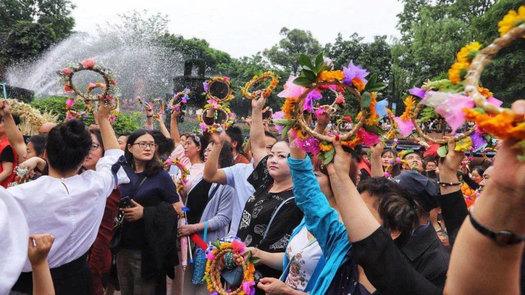 赶紧出发,现在去黄龙溪还来得及!_花环