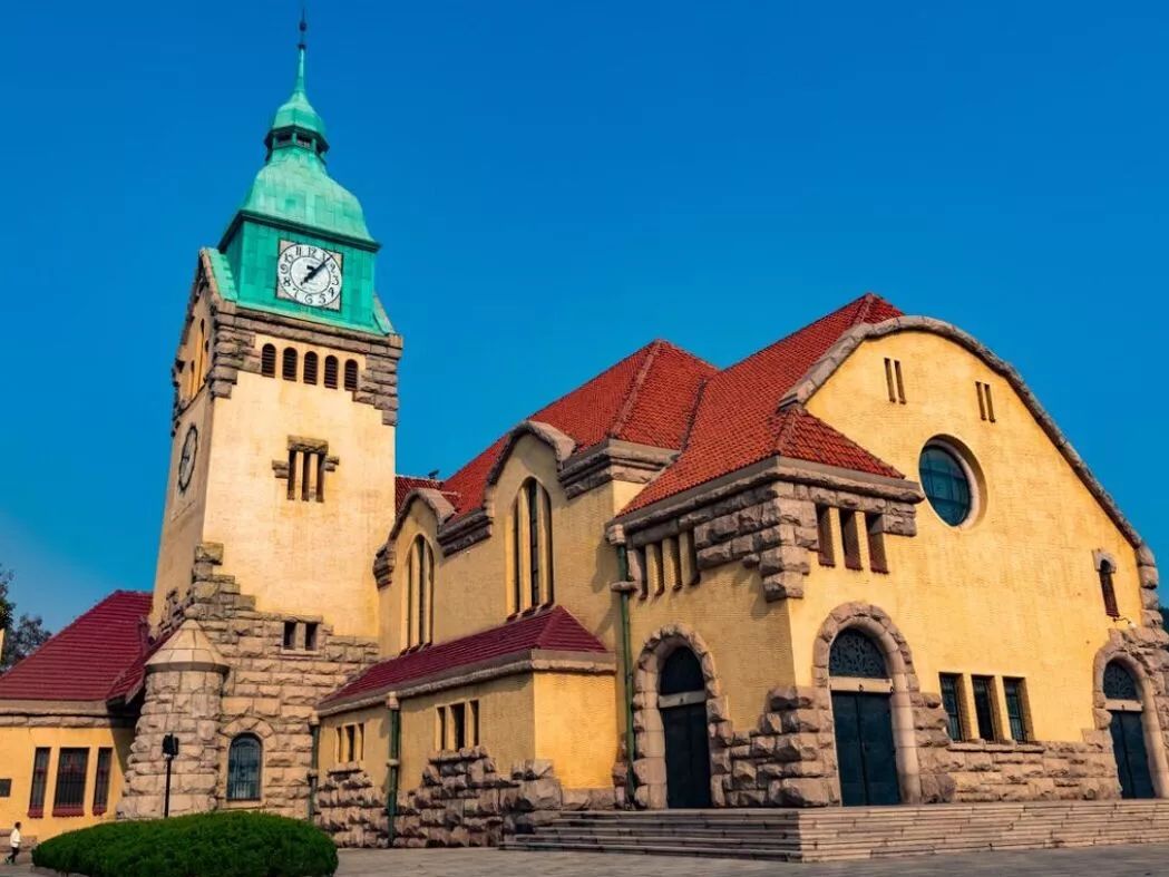 静心聆听,或走到钟楼,看那记时的器械,外墙的钟运行了近百年的德国钟