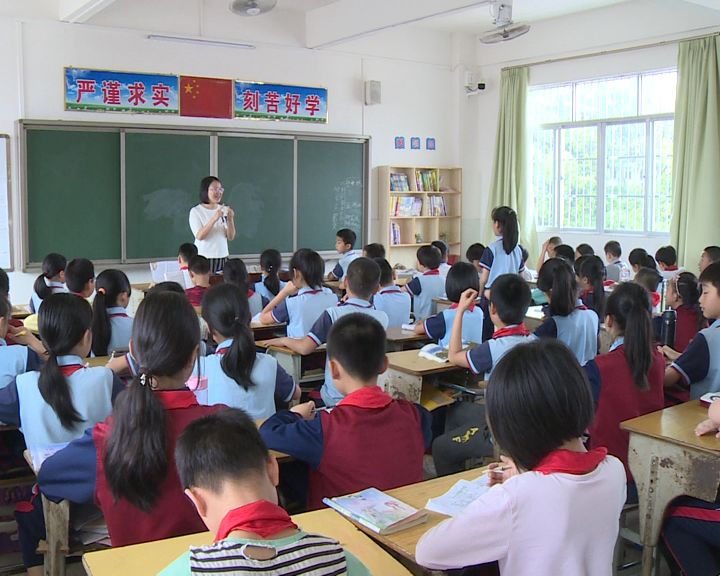黄伟红,龙川县实验小学教师.