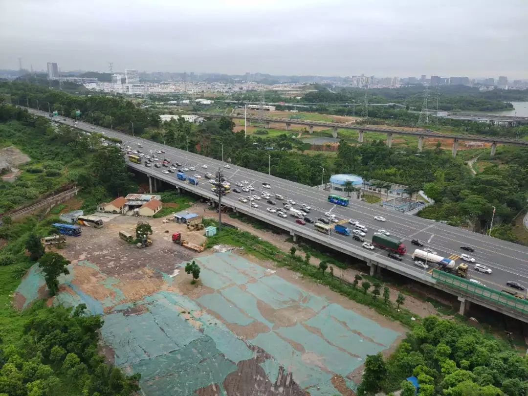 景区车流量较大 队尾排至罗沙路仙湖立交桥 惠盐高速出深荷坳路段