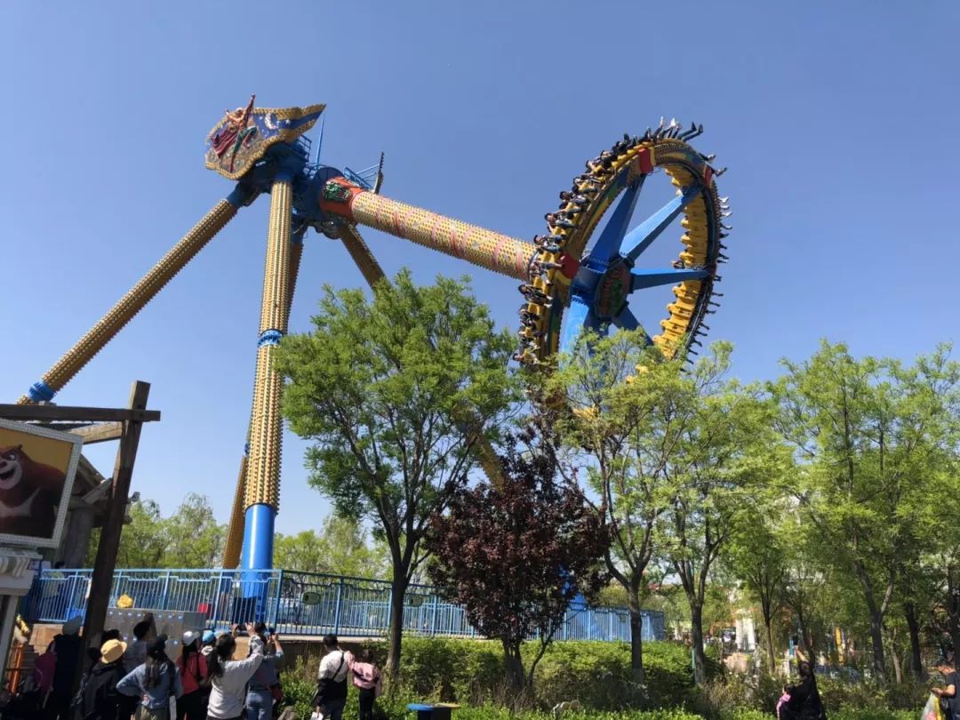 从门口向外溢出几十米,飞跃极限排队的游客回到2019高科技公园现场,穿