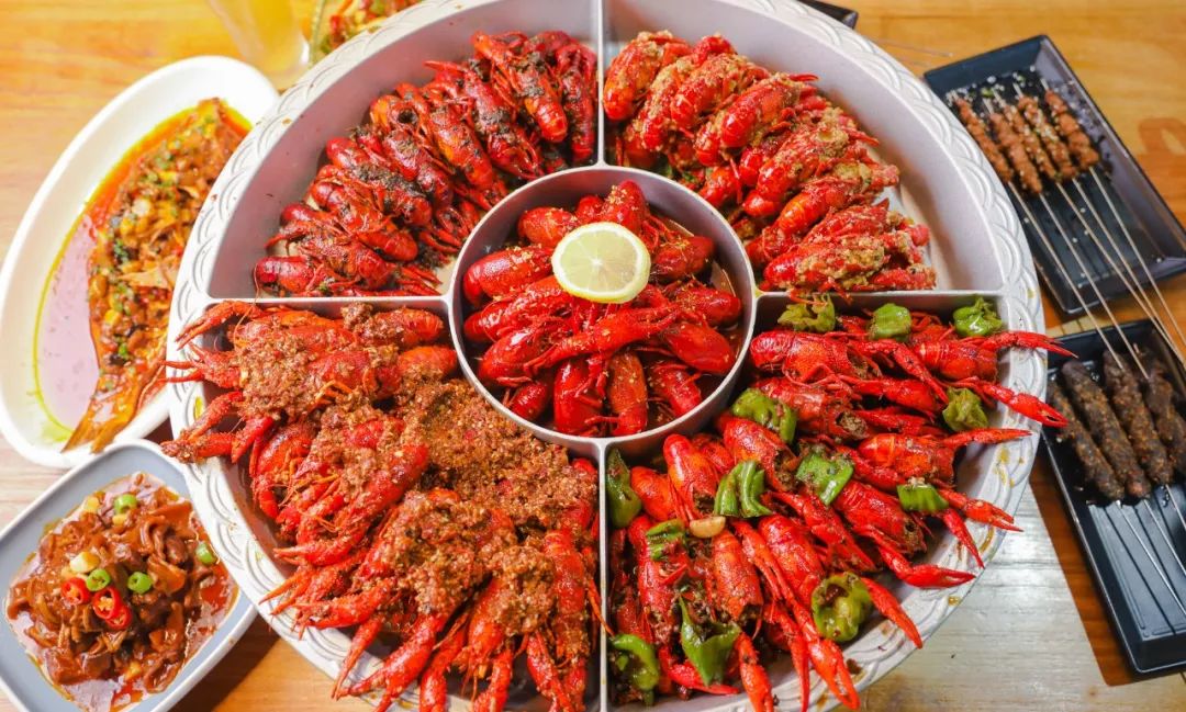 至尊龙虾拼盘//龙虾烧烤啤酒走起!点击小程序马上抢购!