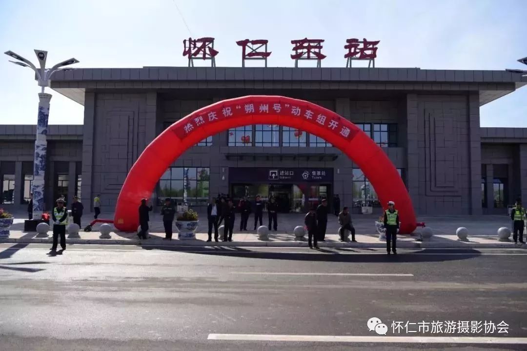 【今日头条】怀仁:东站动车组开通仪式上,"玉米妹"张倩云倾情助兴演唱