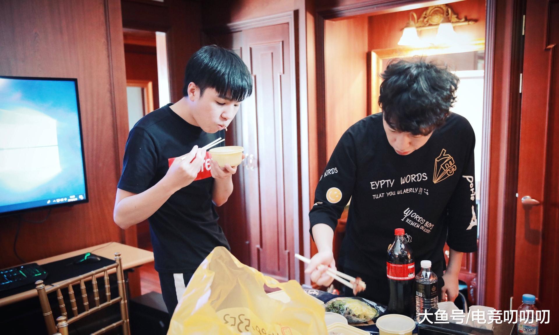 rng上中双排小虎逆天操作连秀3人让帝赛场上也要这么秀