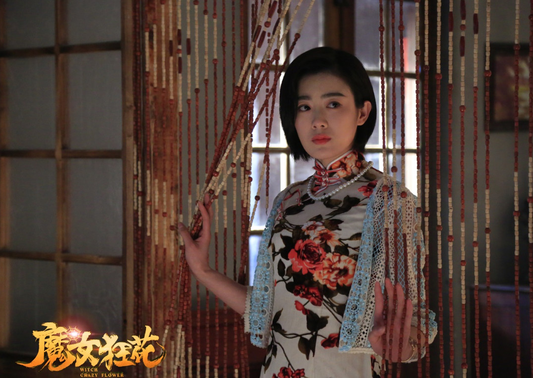 电影《魔女狂花》热播,哥特式暗黑风引领影视新潮流!