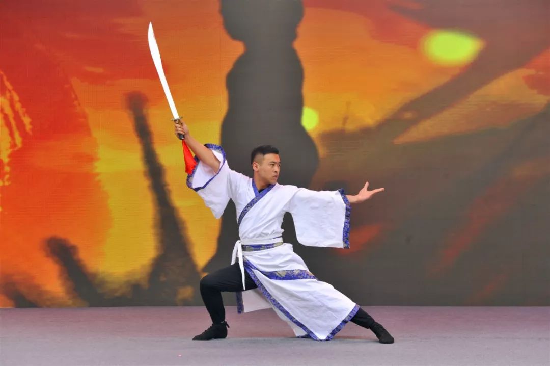 武术表演观众鼓掌欢呼精彩活动"五一"小长假正式拉开了景区整个五月