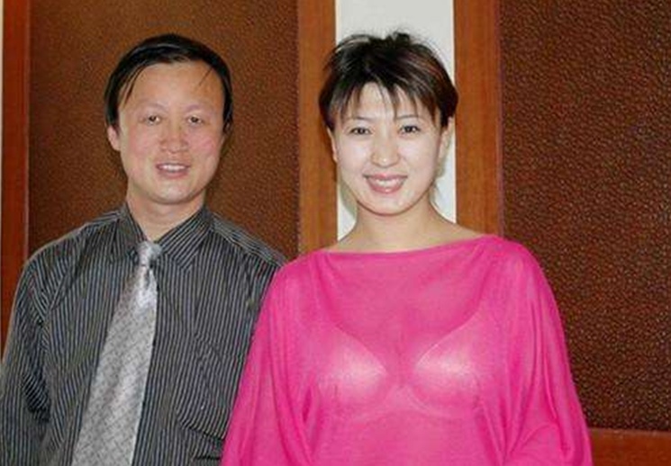 在闫学晶和林越在一起之后,她和赵本山之间的关系也是逐渐的恶化,最后