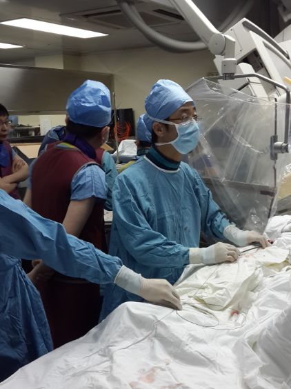 廖洪涛在手术中 .