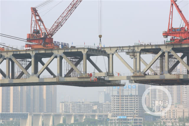 國內首個橋上軌道車站重慶曾家巖嘉陵江大橋開始合龍