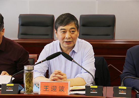 区委书记王迎波主持学习活动区委副书记,区长安保亮参加学习文字:区委