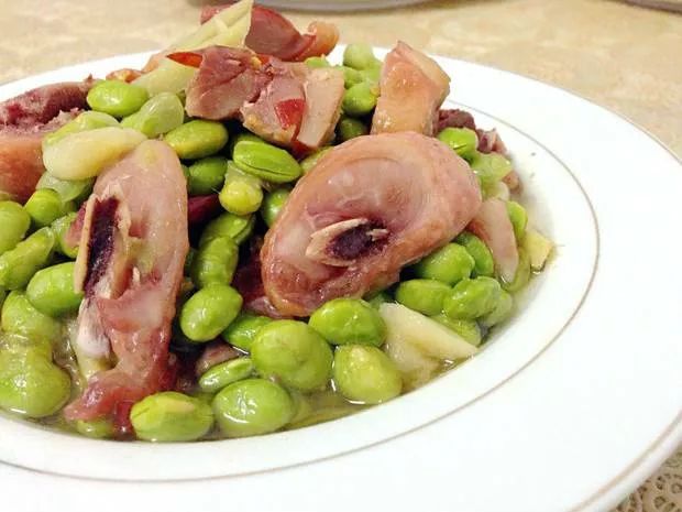 鹌鹑蛋午餐:鸡腿炒毛豆肉,红烧素几木耳,什锦菌菇汤(榨菜·菌菇·冬瓜