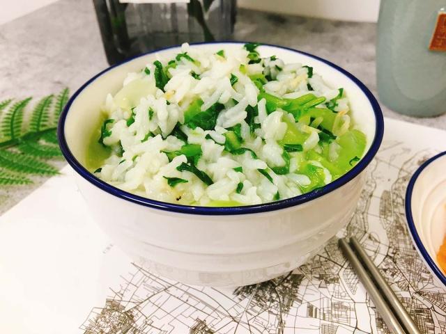 看图片大家就知道了,能帮助孩子长个的便是这碗虾米盖菜饭,您可不要小