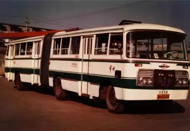 1982年的公交车▲ 1997年的双层巴士▲ 1999年的无人售票车▲ 2008