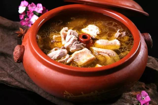 "云南十八怪,土锅通洞蒸鸡卖"说的就是享誉全国的汽锅鸡.