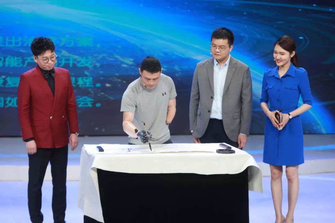 海阳主持人 来自搜狐网