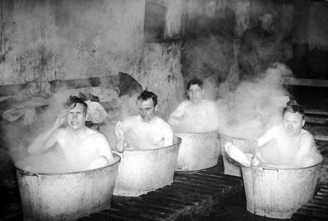 二战期间美军英军德军士兵的洗澡方式也真是够特别的