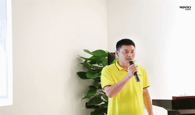 活动当天,宏陶市场部讲师杨雯婷从品牌文化到玉瓷砖优势,一一解读品牌