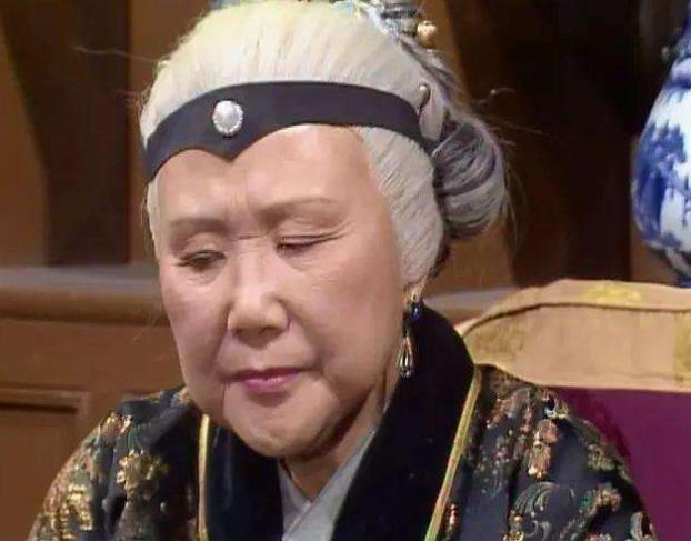 刘姥姥参观大观园,却与薛宝钗全程没有互动,她们俩有什么矛盾?_贾母