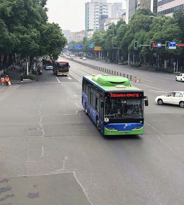 堵堵堵全國都在堵綿陽人不要出去玩了還不如回來體驗新的公交車