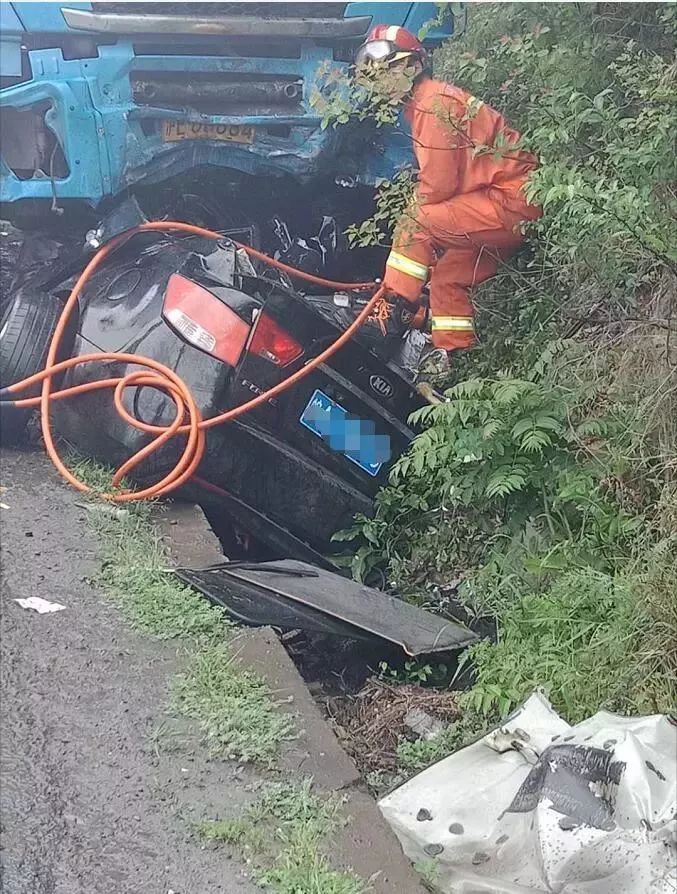 【現場視頻】突發!巢湖7410廠門口又發生車禍,一載重貨車撞向1路公交