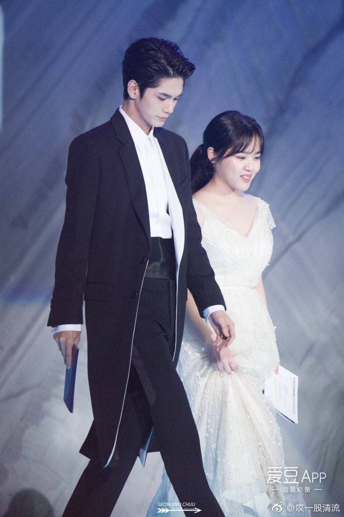 邕圣佑与金香奇的完美身高差引注目