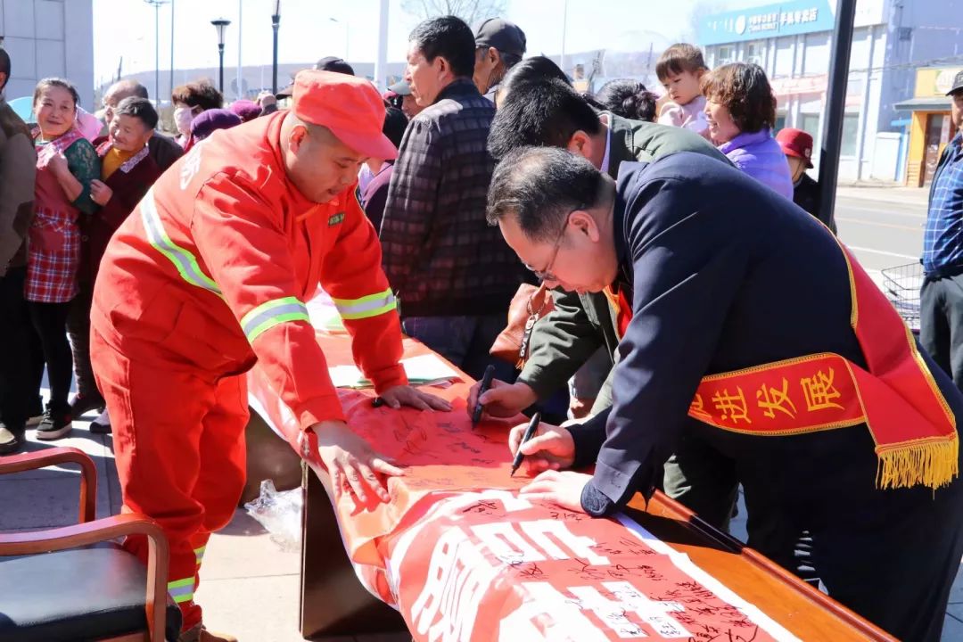 林业局主要领导带头在宣传条幅上签字