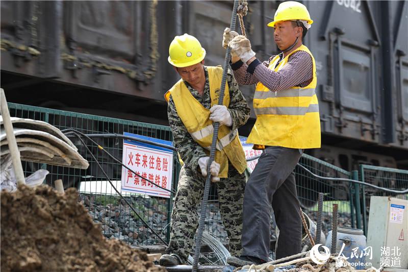 蒙华铁路建设者坚守岗位度"五一"