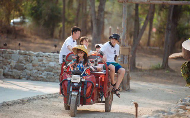 沈梦辰骑三轮"霸气侧漏" 被誉为"最美村花"_网友