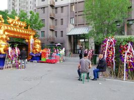 军粮城街贯彻《天津市文明行为促进条例》,劝阻社区搭灵棚办丧事的不