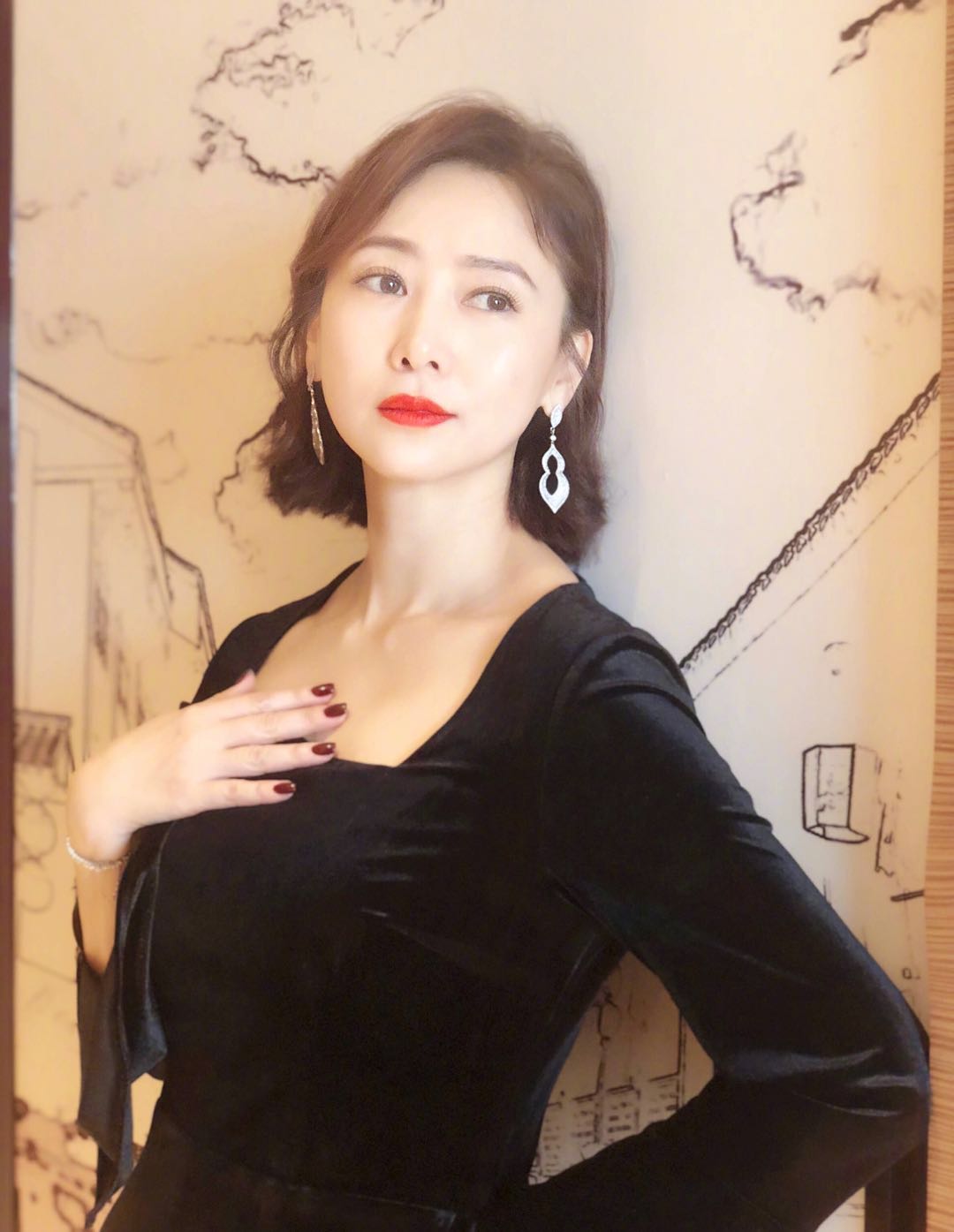 51岁翁虹美得惊艳!蓝礼服配芭比粉口红气质减龄,穿碎花裙太少女