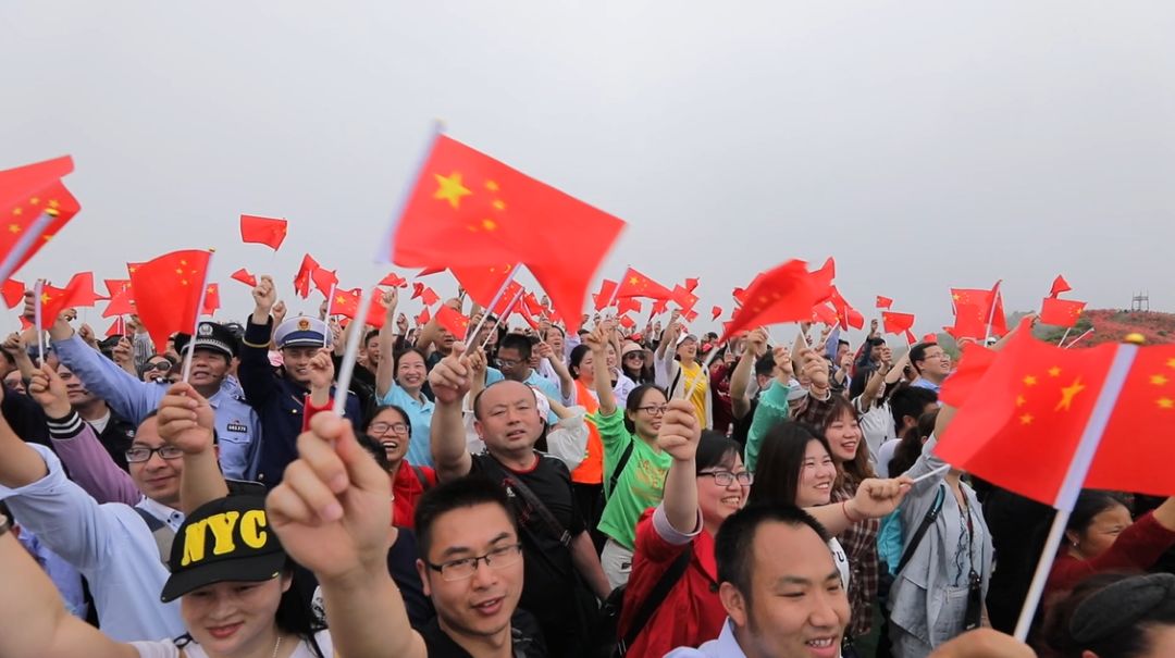 气势如虹!萍乡杜鹃花海"升"起五星红旗,众人驻足.