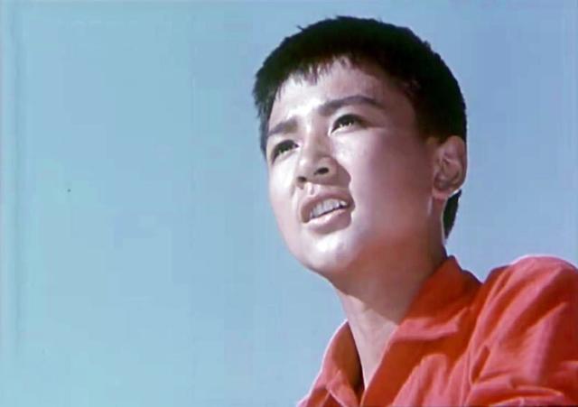 小帅哥曹秀山走上了银幕,变成了一名电影演员,并因成功塑造了红雨这个
