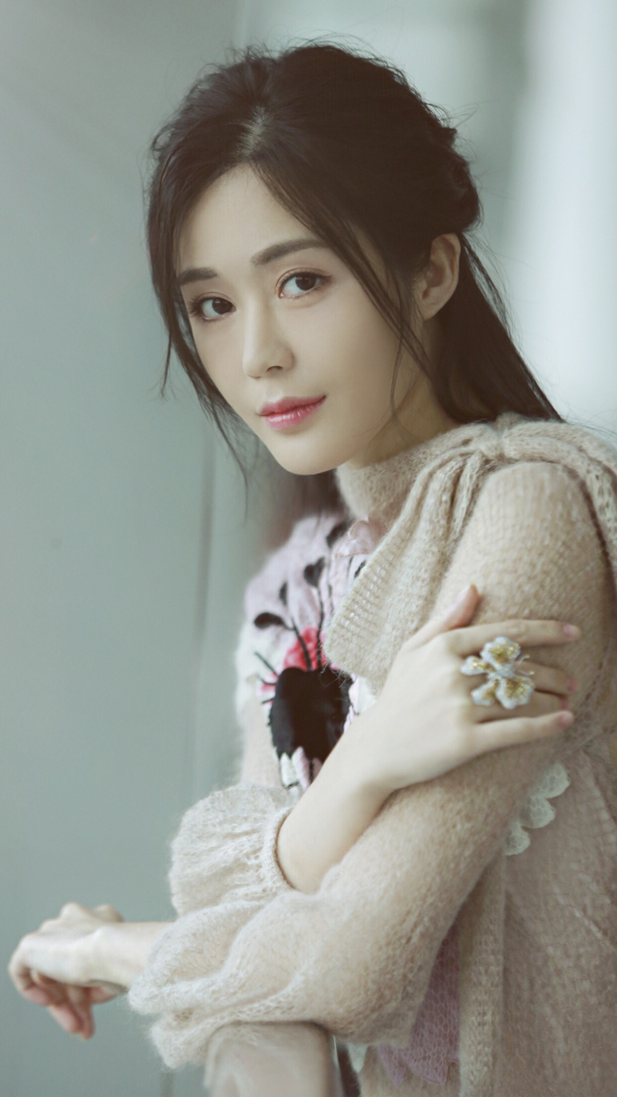 泪痣美人汤晶媚一身粉嫩装扮温文尔雅清纯惹人恋